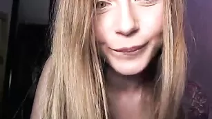 Изящная чертовка Sonya-mo позирует в черном платье