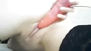 Русская Prokaznica трахает пизду самотыком