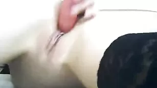 Русская Prokaznica трахает пизду самотыком