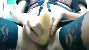 Русская богиня xyjiurahka трахает пизду бананом