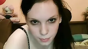 Знойная сучка MilenaA отсасывает хуй