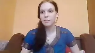 Милая цыпочка MilenaA показывает бритые дырочки