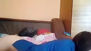 Милая цыпочка MilenaA показывает бритые дырочки