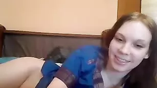Милая цыпочка MilenaA показывает бритые дырочки