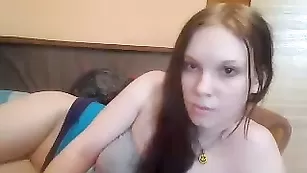 Милая цыпочка MilenaA показывает бритые дырочки