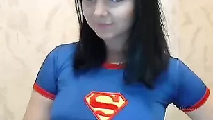 Грудастая самка blackcat обнажает бритую писечку