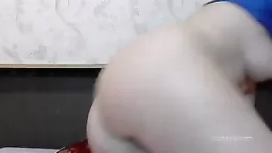 Грудастая самка blackcat обнажает бритую писечку