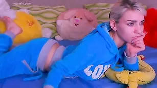 Элитная шлюшка sexyfairy трахает киску самотыком