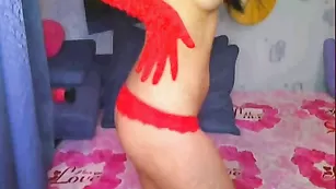 Кокетливая NiceToMeetYou танцует яркий стриптиз