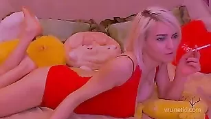 Кокетливая сучка sexyfairy теребит бритые дырочки
