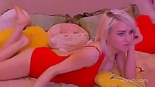 Кокетливая сучка sexyfairy теребит бритые дырочки