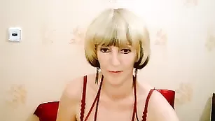Старая сучка Prettyrita трахает киску пальцами