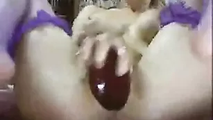 Грудастая блонда Alinn1 трахается секс игрушкой