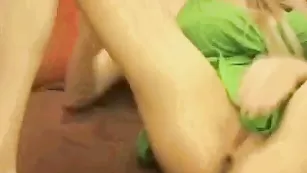 Грудастая блонда Alinn1 трахается секс игрушкой