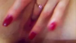 Загорелая проказница DirtThoughts мастурбирует клитор