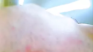 Загорелая проказница DirtThoughts мастурбирует клитор