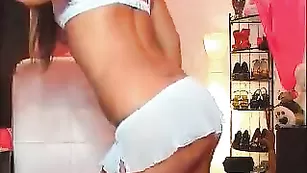 Распутная нимфа Leeana эротично раздевается