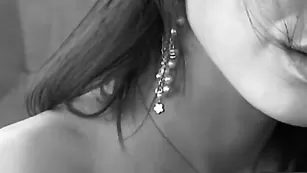 Сексуальная детка KAPRISKA позирует в чулочках