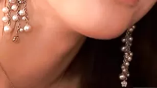 Сексуальная детка KAPRISKA позирует в чулочках