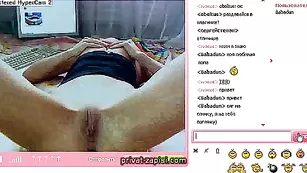 Смазливая брюнетка Wowx мастурбирует клитор