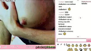 Смазливая брюнетка Wowx мастурбирует клитор