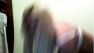 Длинноногая sonраздевается и мастурбирует пизду