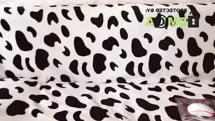 Молодая junny93 позирует с ловенсом в пизде