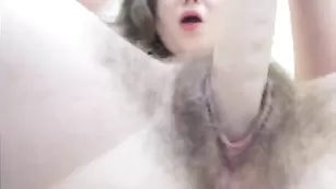 Популярная сучка Prettynatty трахает волосатую пизду