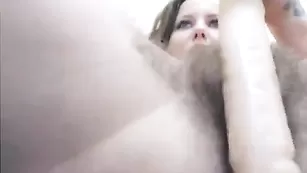 Популярная сучка Prettynatty трахает волосатую пизду