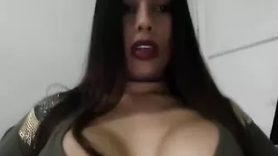 Роскошная mcamilasantamariam мнет упругие сиси