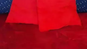 Блондинка Hustlerstar трахает киску фаллосом