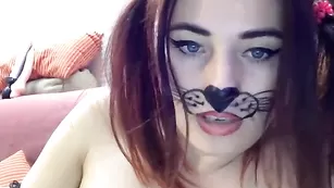 Сексуальная киска DianaBad жарит обе дырочки