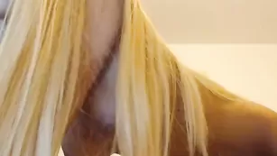 Блондинка secretgoddess0 соблазняет пышными формами