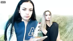 Симпатичные девки sweetBITCHES показывают грудь