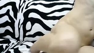 Прекрасная Sexykiska трахнула очко вибратором
