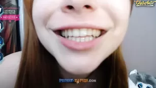 Юная шлюшка облизывает страпон sexyalice1997