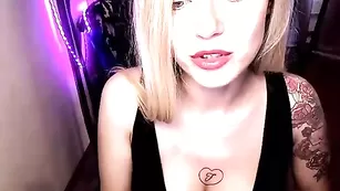 Блондиночка Sonya-mo танцует во фри