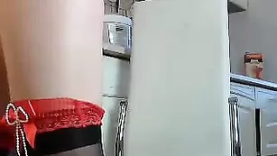 Малышка на кухне PinkPearll трахает пизду
