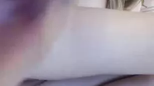 Обнаженная PinkPearll трахает себя пальцами