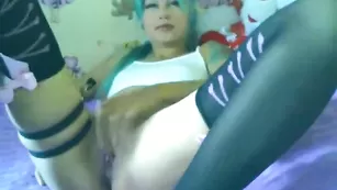 Девочка в чулках мастурбирует пизду JapanPrincess