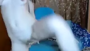 Русская V_I_K_A обнажает и дрючит попку