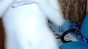 Русская V_I_K_A обнажает и дрючит попку