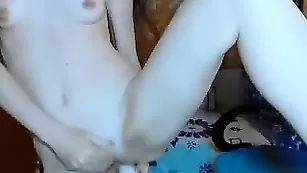 Русская V_I_K_A обнажает и дрючит попку