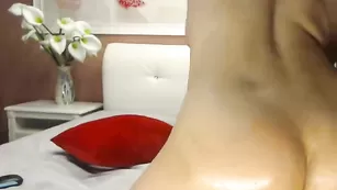 Брюнетка MissFerrari сексуально позирует голой