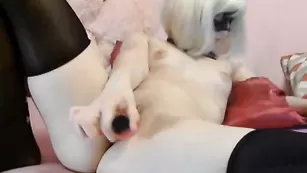 Малышка sofi4love ласкает мокрую дырочку