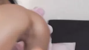 Симпатичная brazyl мастурбирует бритые дырочки