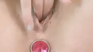 Сучка в чулках KyraSquirter мастурбирует обе дырочки