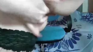 Худая потаскушка V_I_K_A трахает пизду