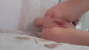 Обнаженная телочка ласкает половые губки Izymenka