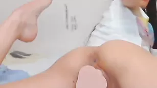 Блаженная сучка AnaRich трахает пизду